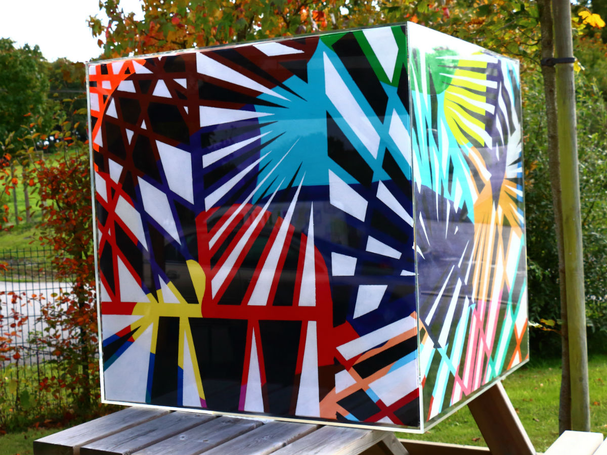 Cube 6 faces collées en plexiglas incolore finition musée pour enfermer oeuvre abstraite