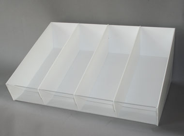 présentoir boîte en plexiglas blanc et transparent