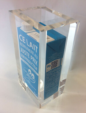 Cloche luxe 6 faces collées en pmma incolore ép. 20 mm, boîte de lait enfermée, finition musée