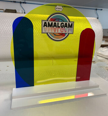 PLV AMALGAM en plexi recyclé colorés transparents assemblage par tétons sur socle blanc opaque brillant
