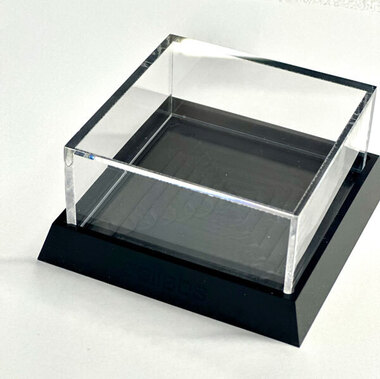Cloche de présentation finition musée avec socle usiné en pmma noir opaque brillant