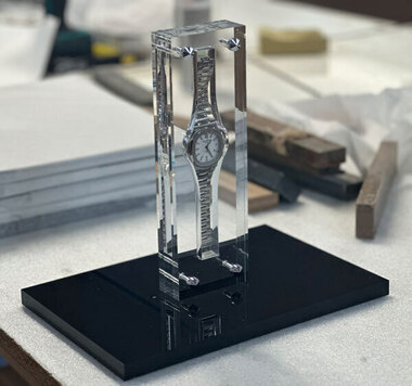 Support montre vissé en plexiglass transparent avec plaque évidée et socle noir finition diamant