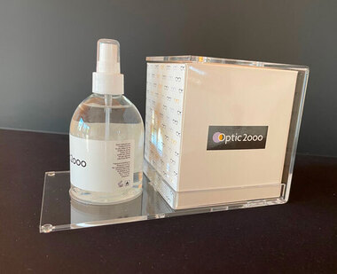 PLV pour boîte à mouchoirs OPTIC 2000 réalisée par pliage en plexi transparent incolore et poche pour bouteille
